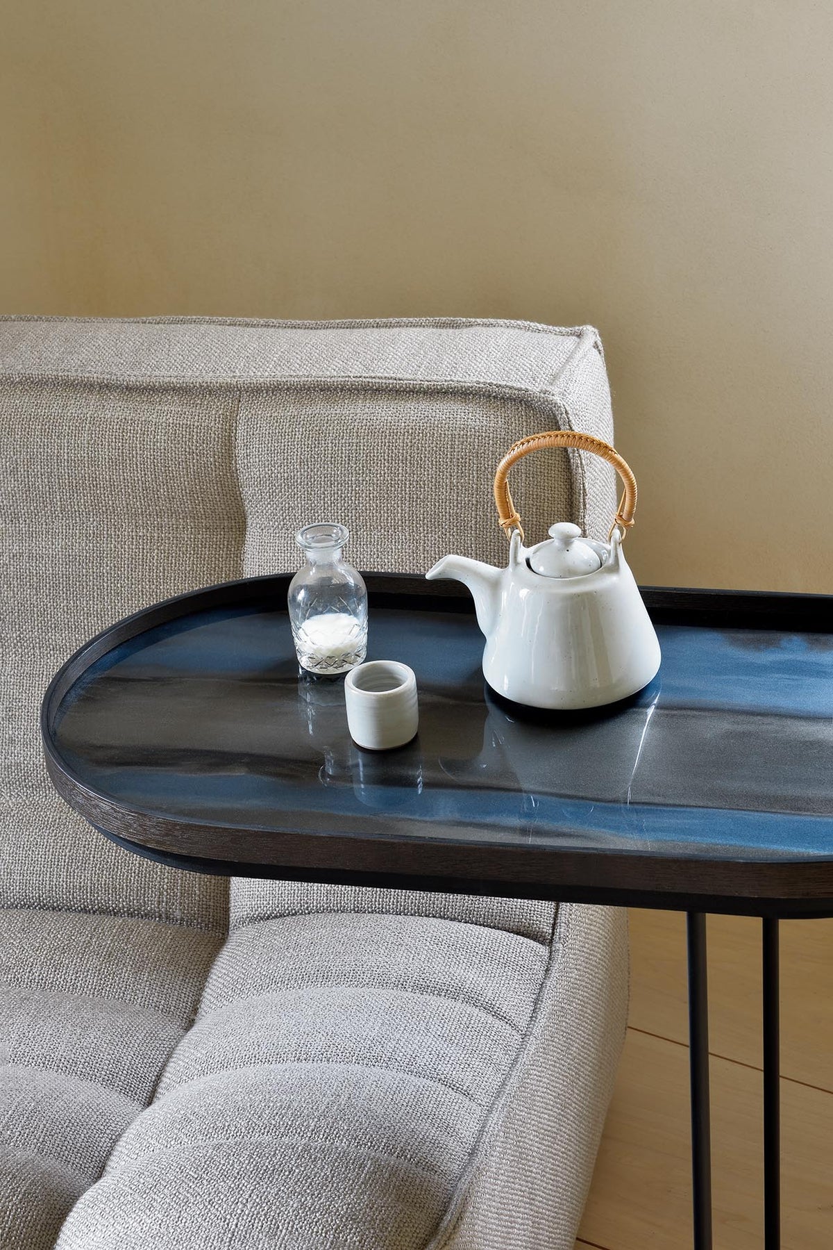 
            Oblong tray side table - M