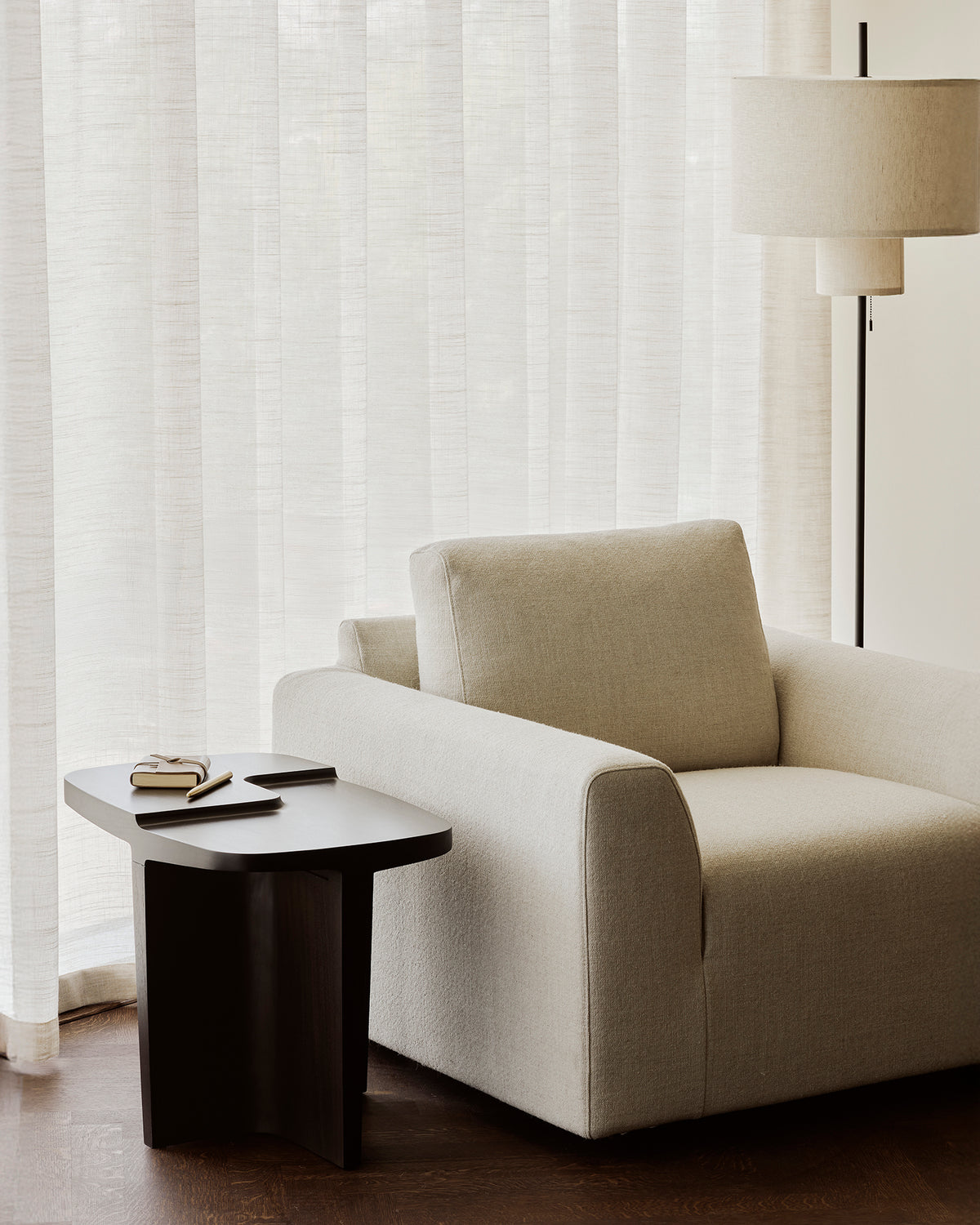 Brutalist hliðarborð mahogany rose brown