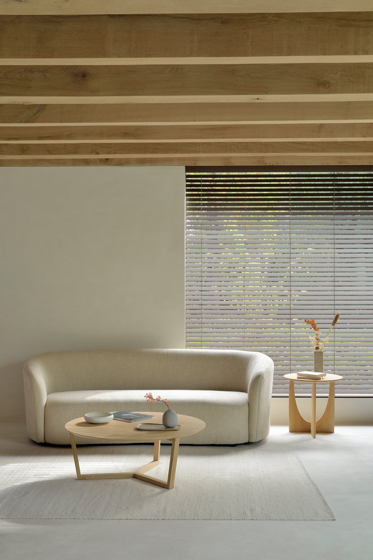 Oak Tripod coffe table 96/96/36