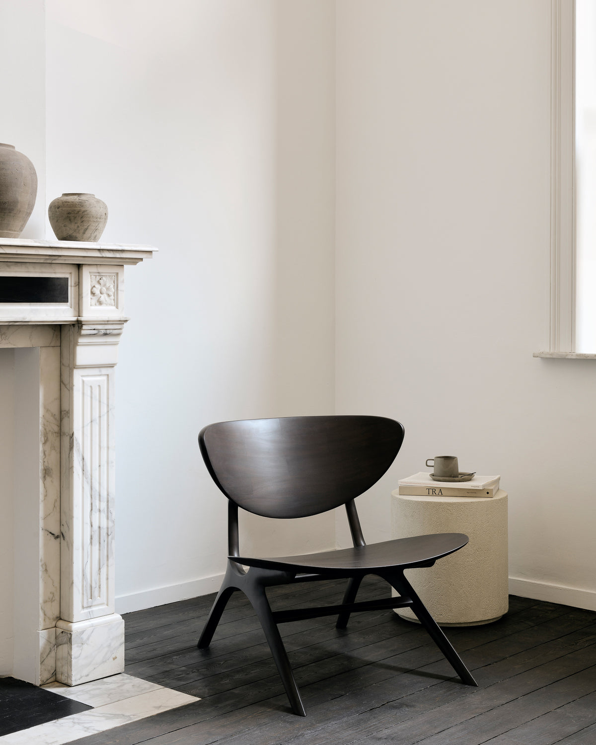 Eye lounge chair mahony dark brown