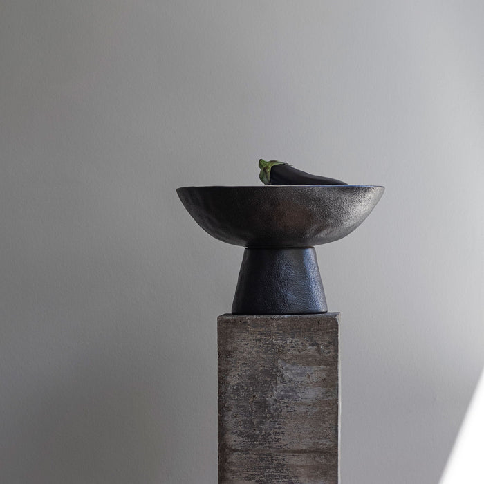 By hand skál á fæti off-white