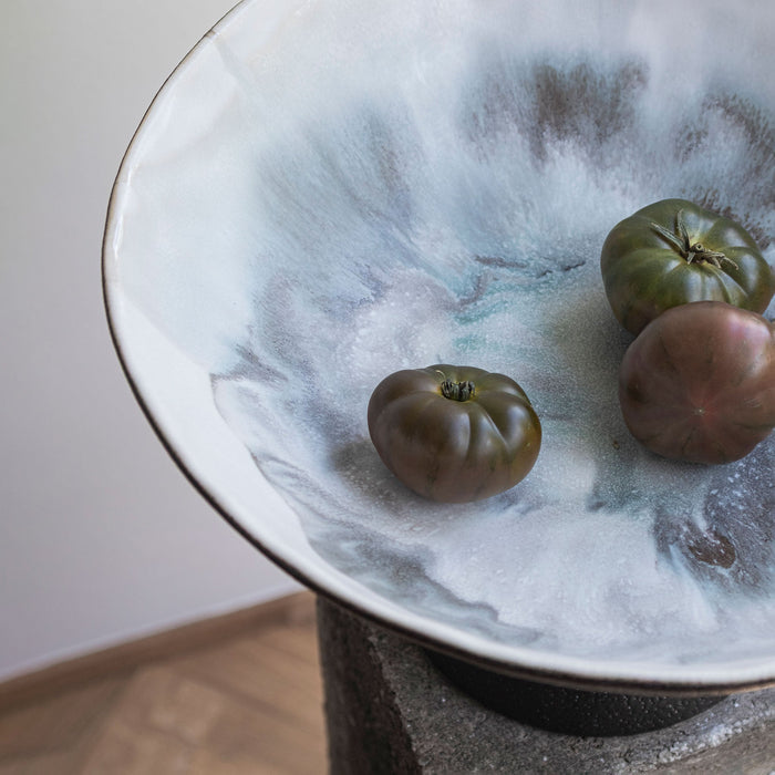 By hand skál á fæti off-white