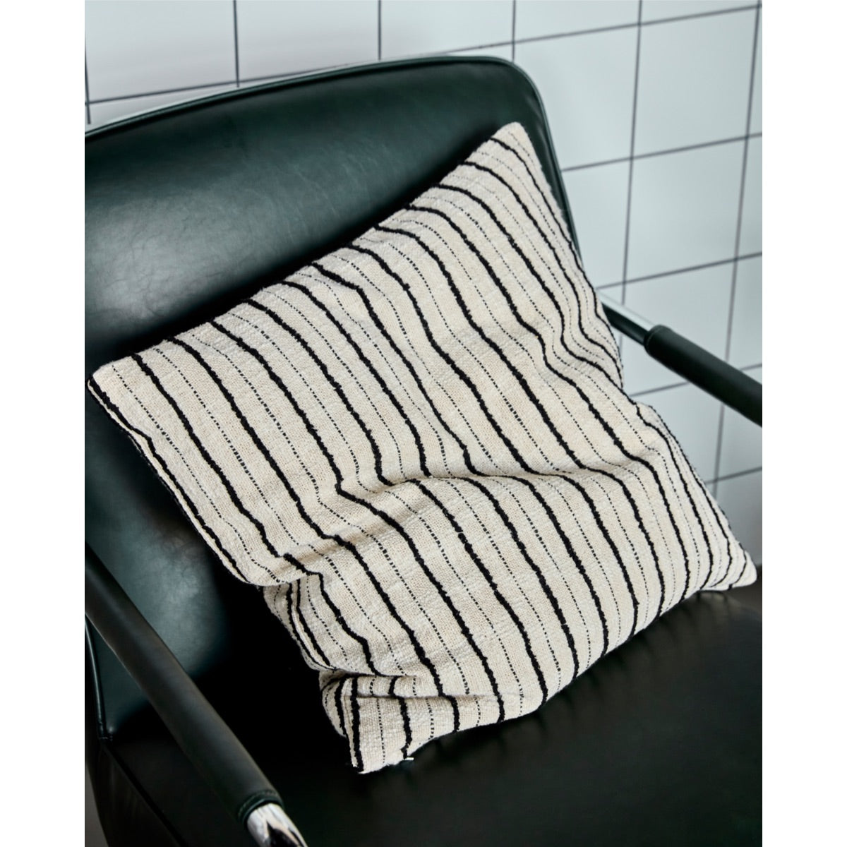 Lines púði hvítur/svörtu röndum 50cm